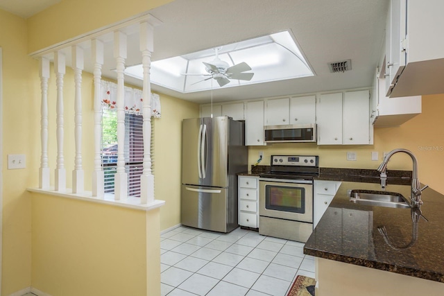 kitchen with visible vents, ceiling fan, stainless steel appliances, a sink, and light tile patterned floors