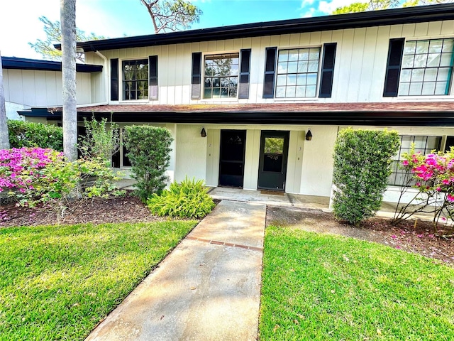 view of front of home featuring a porch and a front lawn