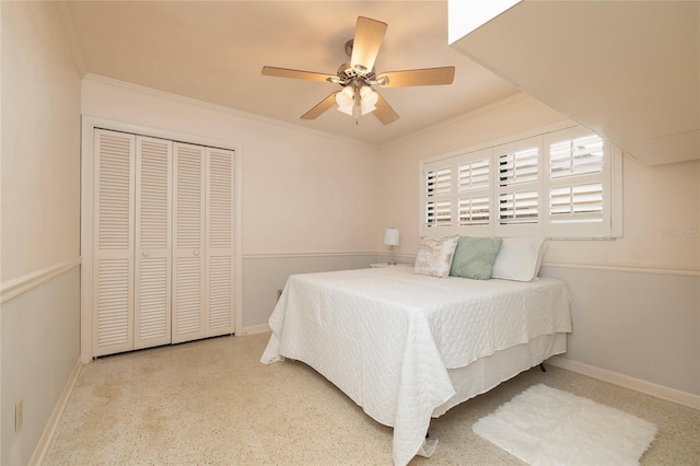bedroom featuring a closet, a ceiling fan, baseboards, and ornamental molding