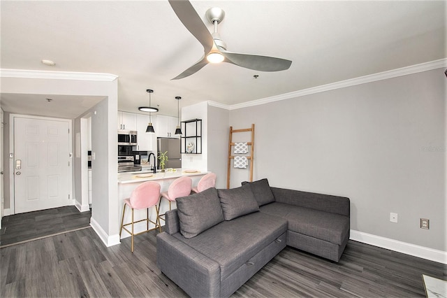 1000 W Horatio St Unit 207, Tampa, FL 33606 - living room featuring dark wood finished floors, a ceiling fan, baseboards, and crown molding
