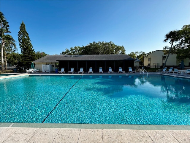 1423 Pine Glen Ln Unit D2, Tarpon Springs, FL 34688 - community pool with a patio area
