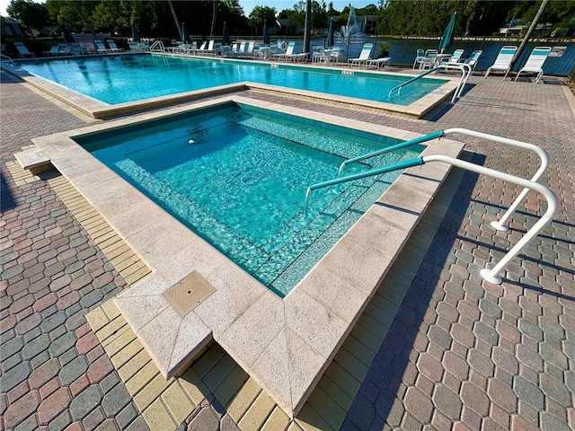 1423 Pine Glen Ln Unit D2, Tarpon Springs, FL 34688 - community pool with a hot tub