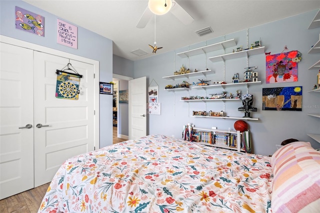 2623 57th St S, Gulfport, FL 33707 - bedroom featuring wood finished floors, a closet, a ceiling fan, and visible vents