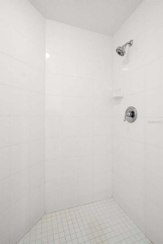 bathroom featuring a tile shower