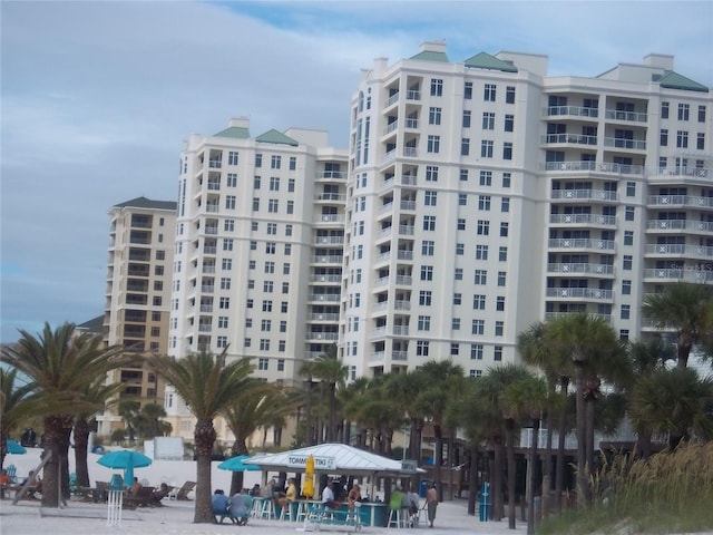 view of apartment building / complex