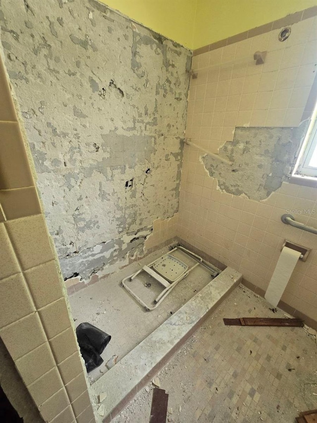 1211 NE 4th St, Mulberry, FL 33860 - bathroom with tile walls