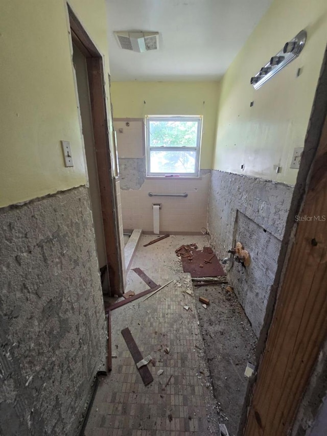1211 NE 4th St, Mulberry, FL 33860 - bathroom with a wainscoted wall