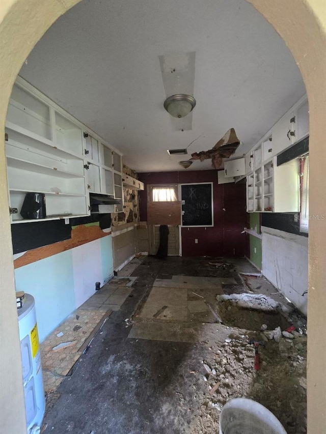 1211 NE 4th St, Mulberry, FL 33860 - unfurnished living room with water heater and arched walkways