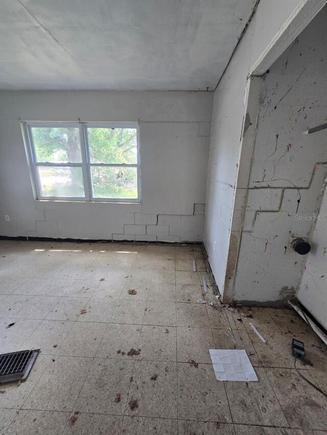 1211 NE 4th St, Mulberry, FL 33860 - empty room featuring plenty of natural light