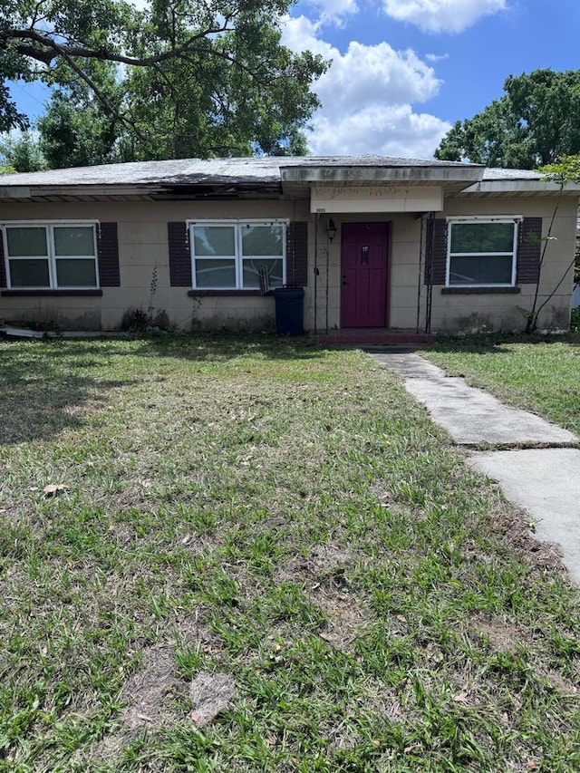 1211 NE 4th St, Mulberry, FL 33860 - ranch-style house with concrete block siding and a front yard