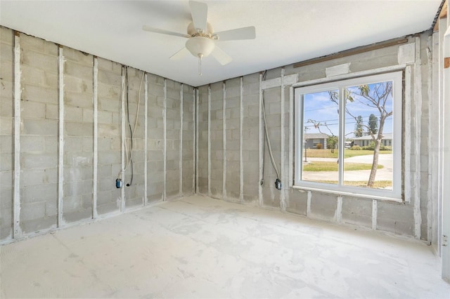 empty room featuring a ceiling fan