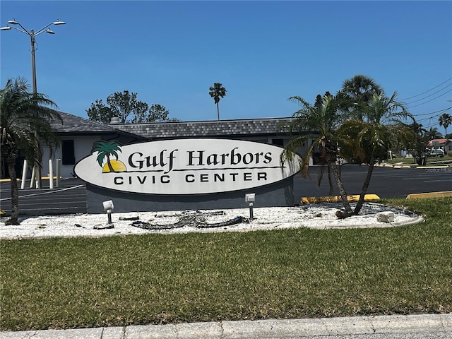 community / neighborhood sign featuring a lawn
