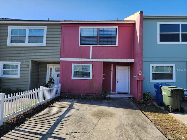 townhome / multi-family property featuring fence