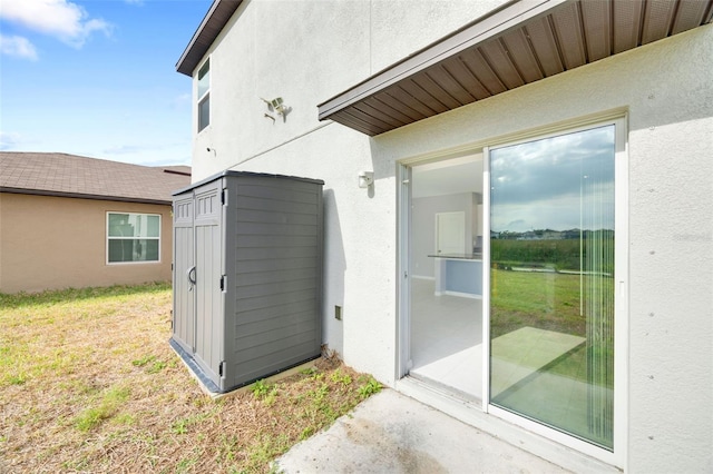 582 Royal Empress Dr, Ruskin, FL 33570 - doorway to property featuring stucco siding