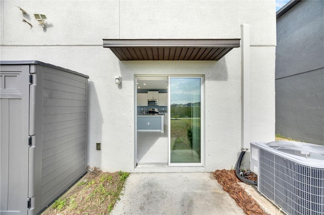 582 Royal Empress Dr, Ruskin, FL 33570 - property entrance with stucco siding