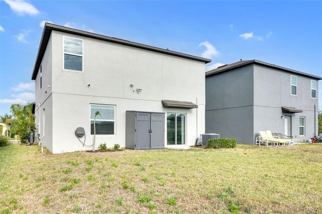582 Royal Empress Dr, Ruskin, FL 33570 - back of property with a yard and stucco siding