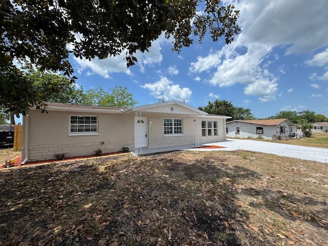 single story home featuring driveway