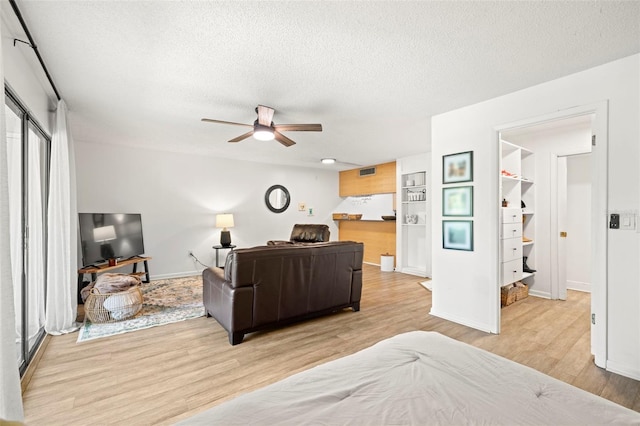 13512 Palmwood Ln Unit 13512, Tampa, FL 33618 - living area featuring light wood finished floors, visible vents, a textured ceiling, and ceiling fan