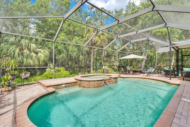 8202 Pinewood Run Ct, Tampa, FL 33647 - view of swimming pool featuring a pool with connected hot tub, a patio, and glass enclosure