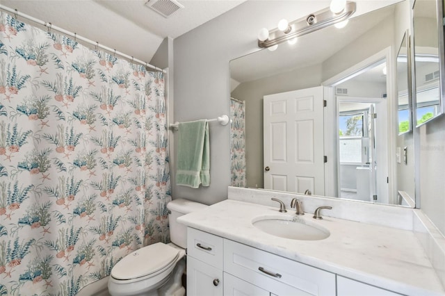 full bath featuring toilet, vanity, a shower with shower curtain, and visible vents
