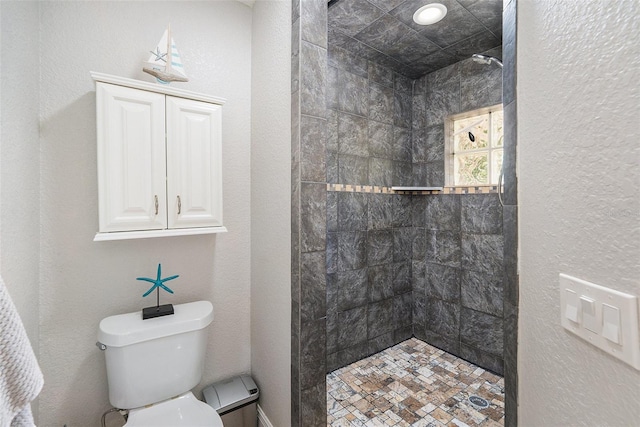 831 72nd Ave N, Saint Petersburg, FL 33702 - full bath with toilet, a tile shower, and a textured wall