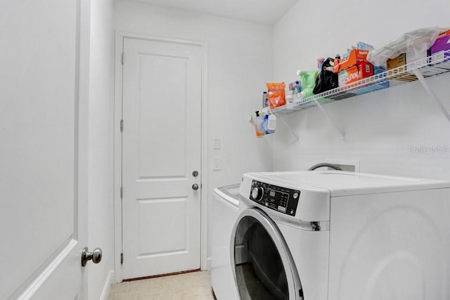 1214 Florablu Dr, Seffner, FL 33584 - laundry room featuring washer and clothes dryer