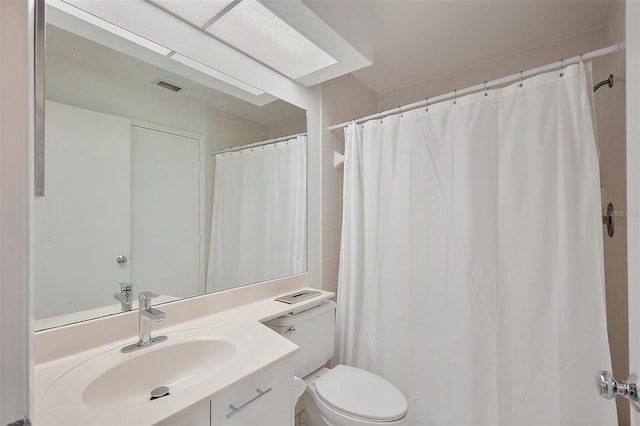 6191 Bahia Del Mar Blvd Unit 204, Saint Petersburg, FL 33715 - bathroom with toilet, vanity, a shower with shower curtain, and visible vents