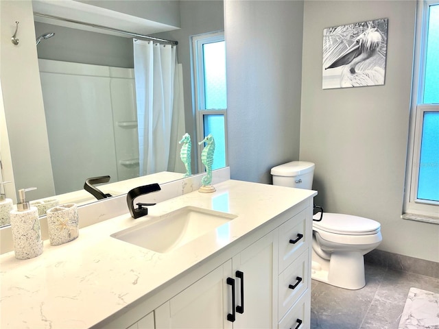 full bath with toilet, curtained shower, vanity, and baseboards