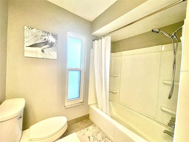 full bathroom featuring baseboards, shower / bath combo, and toilet