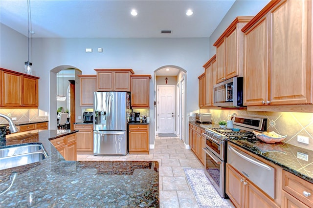 3212 Sunset Lakes Blvd, Land O Lakes, FL 34638 - kitchen with stainless steel appliances, arched walkways, a sink, tasteful backsplash, and recessed lighting