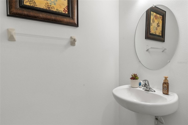 bathroom featuring a sink