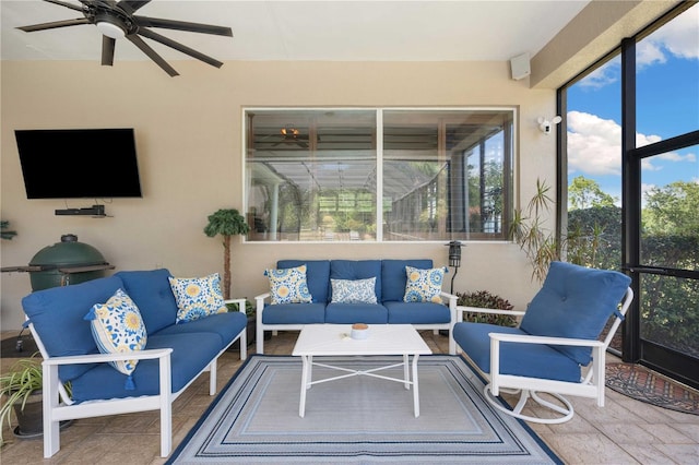 sunroom featuring outdoor lounge area and ceiling fan