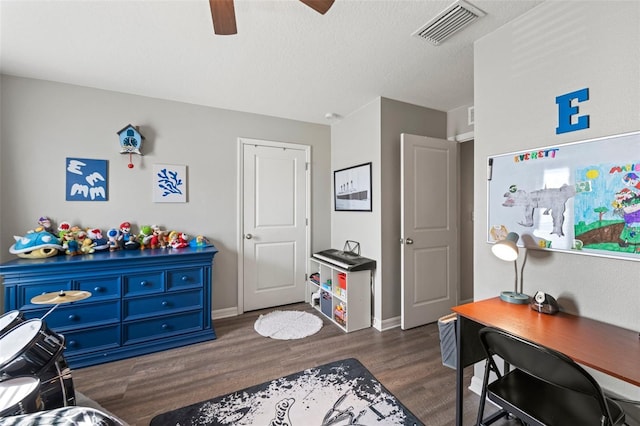 10101 Mangrove Well Rd, Ruskin, FL 33573 - bedroom featuring dark wood-type flooring, a textured ceiling, a ceiling fan, visible vents, and baseboards