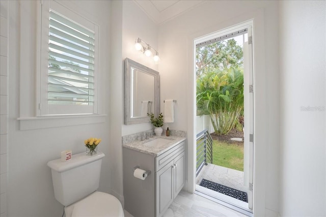 2501 S Dundee St, Tampa, FL 33629 - bathroom with vanity, toilet, and crown molding