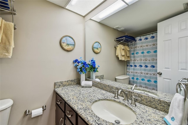 full bath featuring vanity, a shower with curtain, visible vents, and toilet