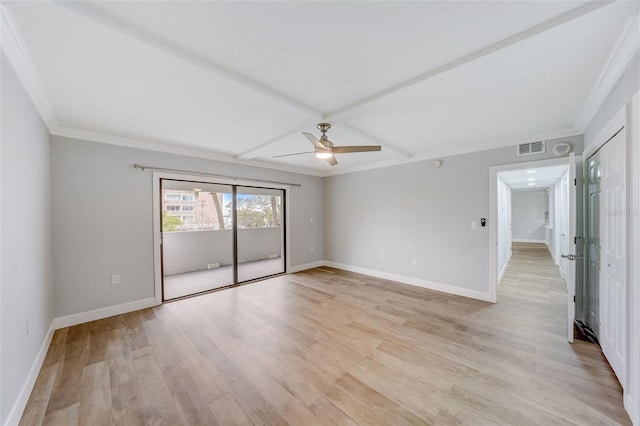 empty room featuring light wood-style floors, visible vents, baseboards, and ceiling fan