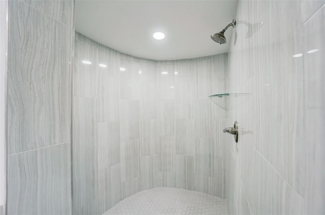 full bathroom featuring a tile shower