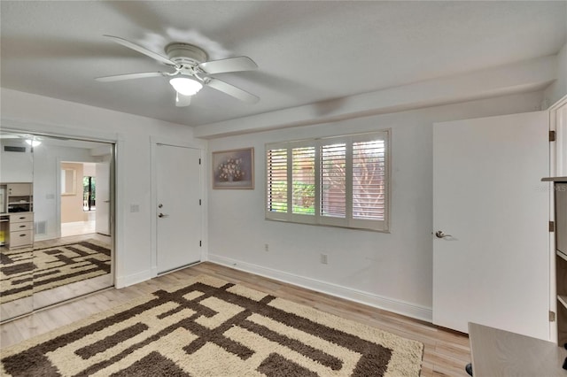entryway with light wood finished floors, visible vents, baseboards, and ceiling fan