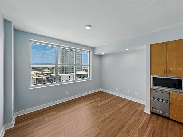 1208 E Kennedy Blvd Unit 1125, Tampa, FL 33602 - empty room with dark wood-type flooring, healthy amount of natural light, and recessed lighting
