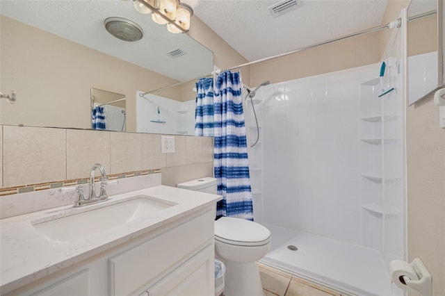 full bath with toilet, vanity, a shower with shower curtain, and visible vents