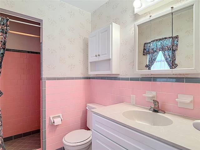 13116 N Oregon Ave, Tampa, FL 33612 - bathroom with a wainscoted wall, toilet, vanity, tile walls, and tiled shower