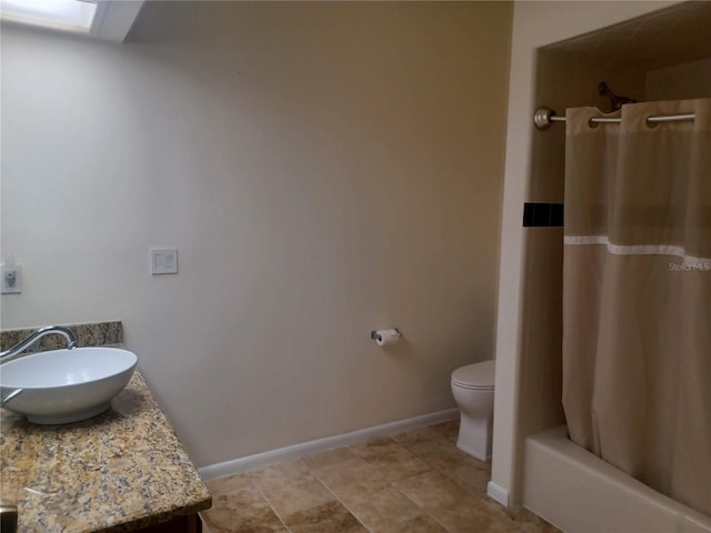 full bathroom featuring shower / bath combo, toilet, vanity, and baseboards