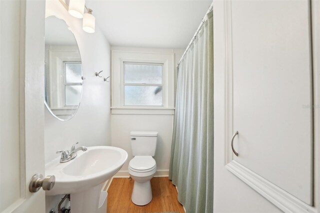 3611 4th Ave N, Saint Petersburg, FL 33713 - full bath featuring a sink, toilet, and wood finished floors