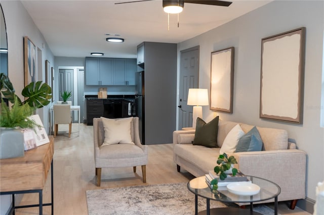 living area with visible vents, light wood-style flooring, and a ceiling fan