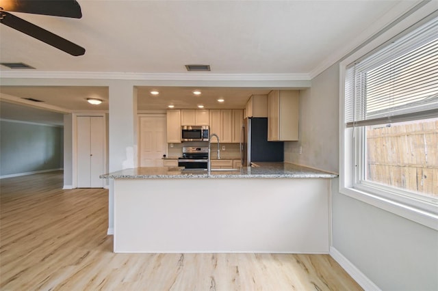 kitchen with baseboards, stainless steel appliances, and visible vents