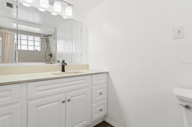 3654 Warbler Dr, New Port Richey, FL 34652 - full bathroom with visible vents, curtained shower, vanity, and toilet