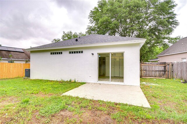 538 Summer Sails Dr, Valrico, FL 33594 - rear view of property with a patio area, a lawn, a fenced backyard, stucco siding, and roof with shingles