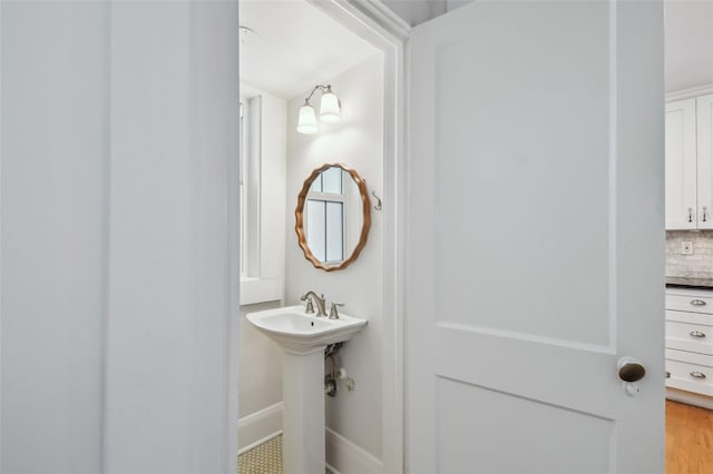 bathroom featuring decorative backsplash