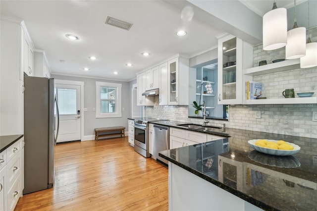 kitchen with crown molding, light wood-style floors, visible vents, appliances with stainless steel finishes, and a sink
