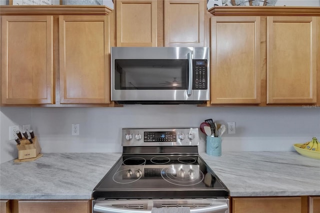 7511 Turtle View Dr, Ruskin, FL 33573 - kitchen featuring stainless steel appliances, light countertops, and light brown cabinetry